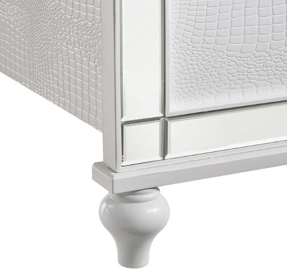 New Classic® Home Furnishings Valentino White California King Panel Bed-4