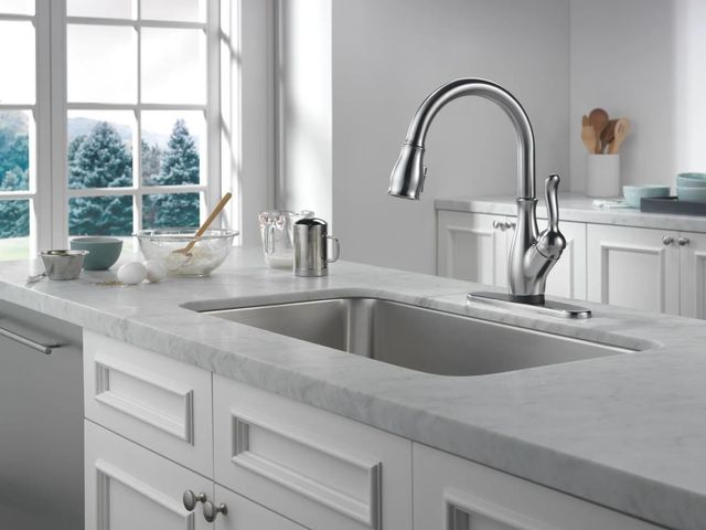 Delta Leland® Arctic Stainless Single Handle Kitchen Faucet with Touch2O® and ShieldSpray® Technologies -1
