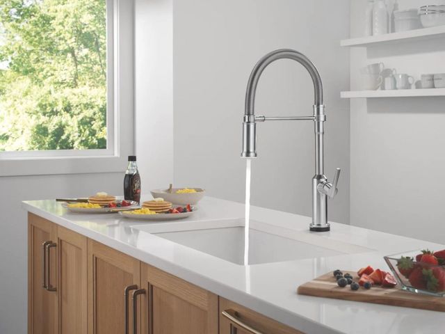 Delta Cordova™ Arctic Stainless 22" Touch2O® Technology Lumicoat®  Kitchen Faucet with Touchless Technology-4