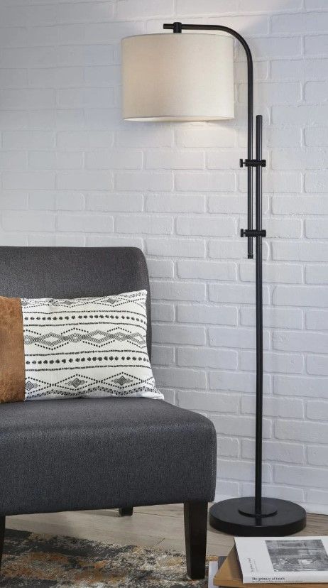 Signature Design by Ashley® Baronvale Black Metal Floor Lamp-2