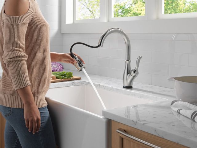Delta Leland® Arctic Stainless Touch2O® Kitchen Faucet-2