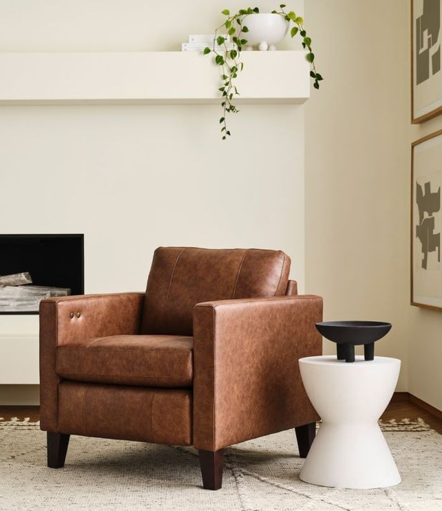 Best® Home Furnishings Customizable Traftly Revella Leather Incliner Chair with Espresso Legs-2