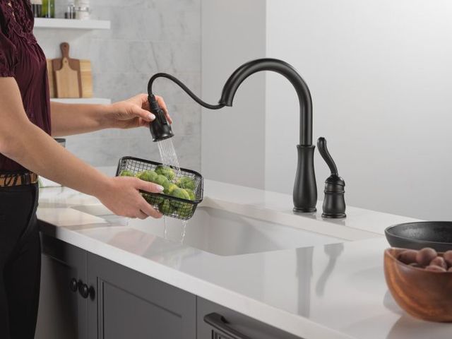 Delta Leland® Matte Black Single Handle Kitchen Faucet -2