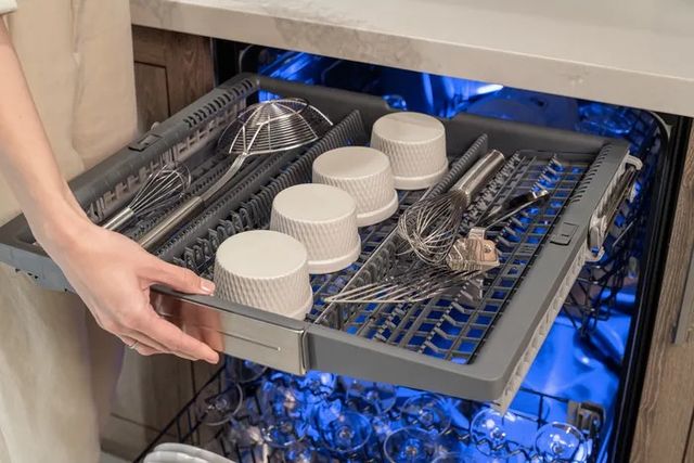 Thermador® Star Sapphire® 24" Stainless Steel Top Control Built In Dishwasher-6