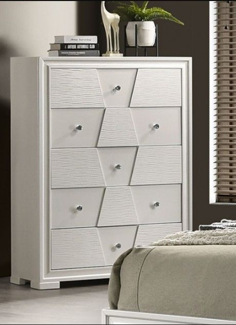 Furniture of America® Holsted White Chest-0