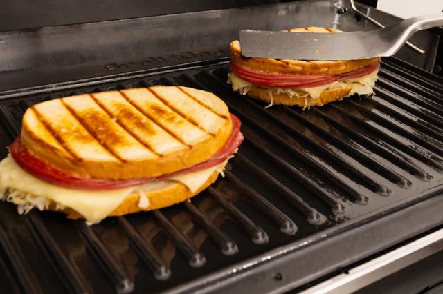 Broil King Monarch Black Porcelain Finish Plancha-2