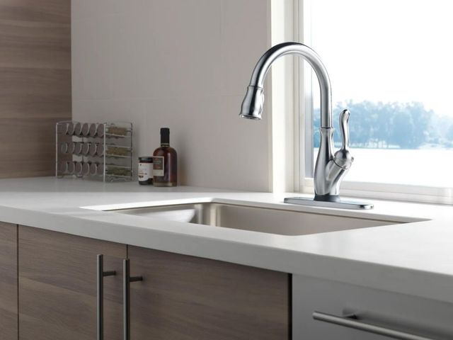 Delta Leland® Arctic Stainless Single Handle Kitchen Faucet with Touch2O® and ShieldSpray® Technologies -2
