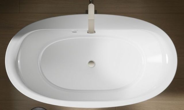 KOHLER® Sunstruck® White 65-1/2" x 35-1/2" Oval Freestanding Bath with Bask® Heated Surface and Fluted Shroud-4