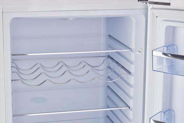 Unique® Appliances Classic Retro 7 Cu. Ft. Marshmallow White Bottom Freezer Refrigerator-2