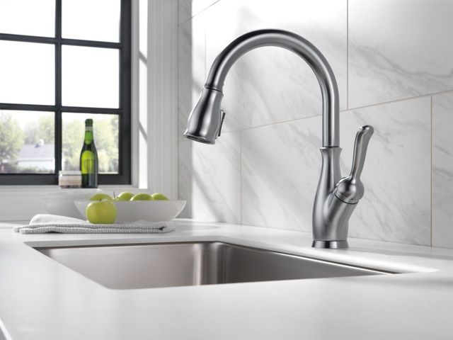 Delta Leland® Arctic Stainless Single Handle Kitchen Faucet with ShieldSpray®-3
