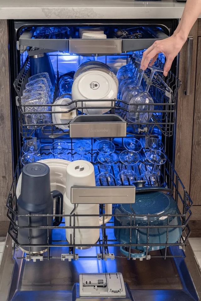 Thermador® Star Sapphire® 24" Stainless Steel Top Control Built In Dishwasher-9