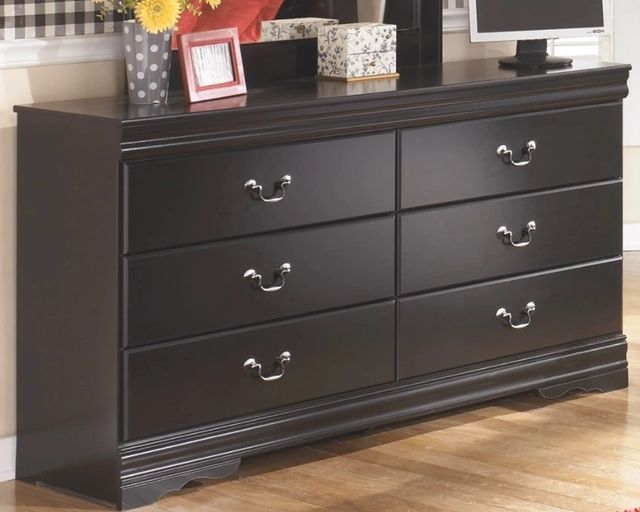 Signature Design by Ashley® Huey Vineyard Black Dresser and Mirror-3