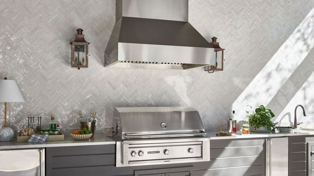 High-quality built-in grill centerpiece for an outdoor kitchen