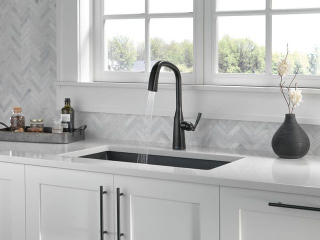 Delta Stryke® Matte Black Touch2O® Kitchen Faucet with Voice -3