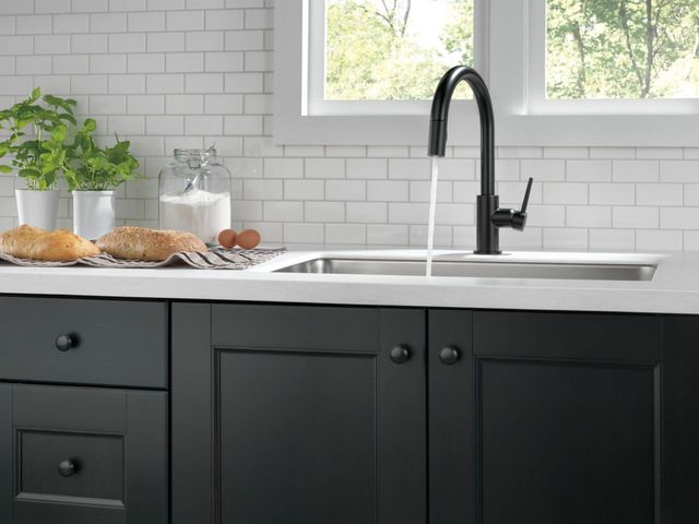 Delta Trinsic® Matte Black Single Handle Pull-Down Kitchen with Limited Swivel-3