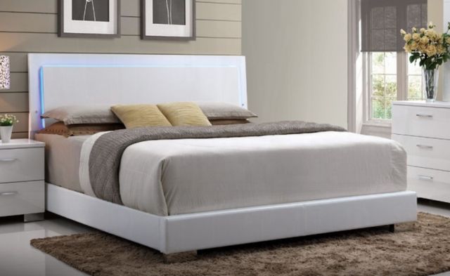 ACME Furniture Lorimar White Eastern King Panel Bed-1