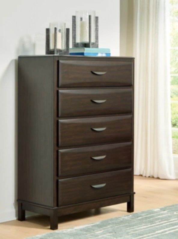 Benchcraft® Vanmore Dark Brown 5-Drawer Chest | O'Neil's Home Furnishings