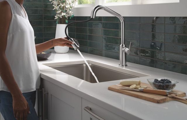 Delta Cordova™ Lumicoat® Arctic Stainless Single Handle Kitchen Faucet-2