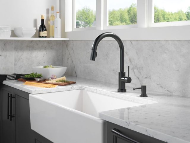 Delta Trinsic® Matte Black VoiceIQ® Kitchen Faucet with Touch2O® Technology with Touchless Technology-1