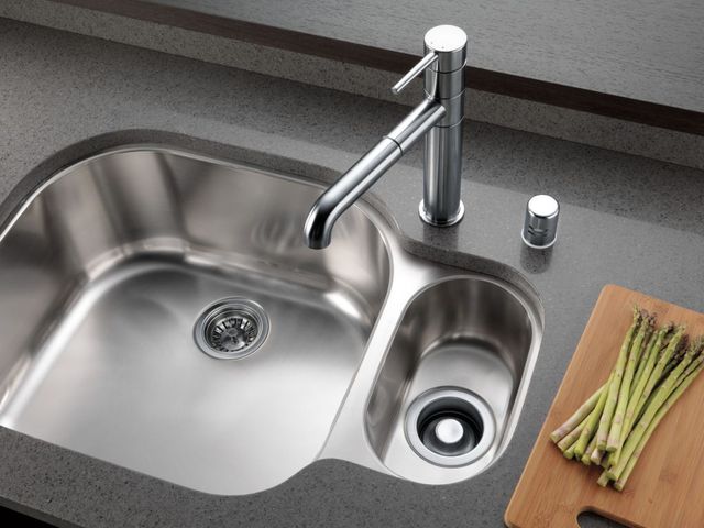 Delta Trinsic® Arctic Stainless Single Handle Pull-Out Kitchen Faucet -3