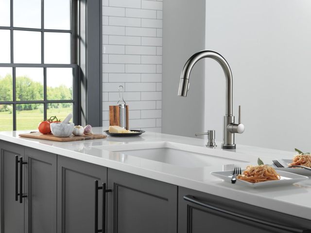 Delta Trinsic® Black Stainless VoiceIQ® Kitchen Faucet with Touch2O® Technology with Touchless Technology-1