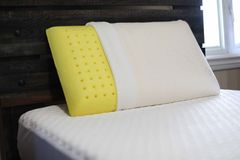 Grand oreiller confort ferme Camomille à aération innovatrice jaune Zenima®