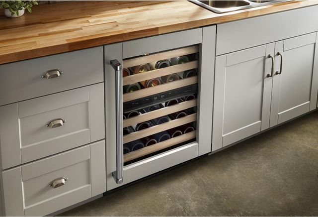 Refroidisseur à vin encastré de 24 po KitchenAid® de 46 bouteilles - Prêt pour le panneau-7