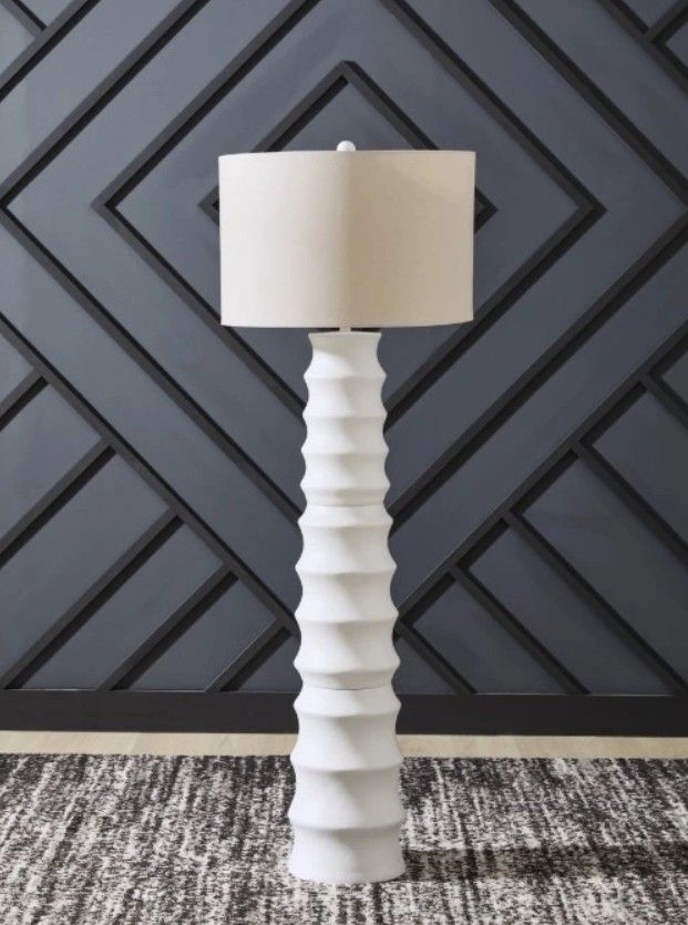 Signature Design by Ashley® Veraleigh White Floor Lamp-2
