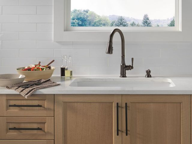 Delta Capertee™ Venetian Bronze Single Handle Pull-Down Kitchen Faucet with Soap Dispenser and Shield Spray Technology-4