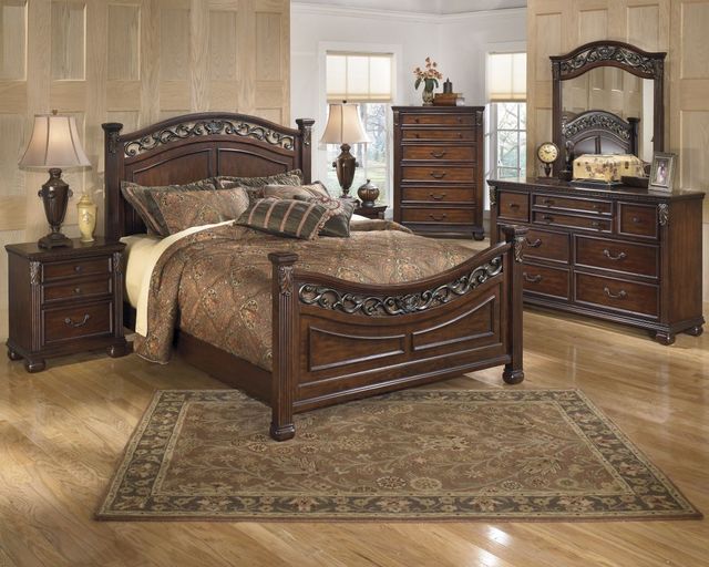 Signature Design by Ashley® Leahlyn Warm Brown Queen Poster Bed-2