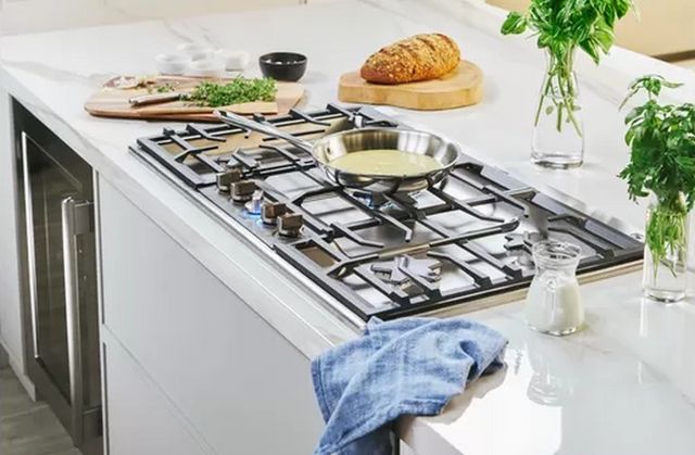 Thermador® Masterpiece® Pedestal Star® 36" Stainless Steel Natural Gas Cooktop-7