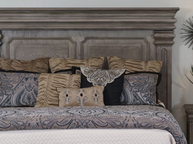 Mansion Queen Bedroom Set, Mattress Free!-3