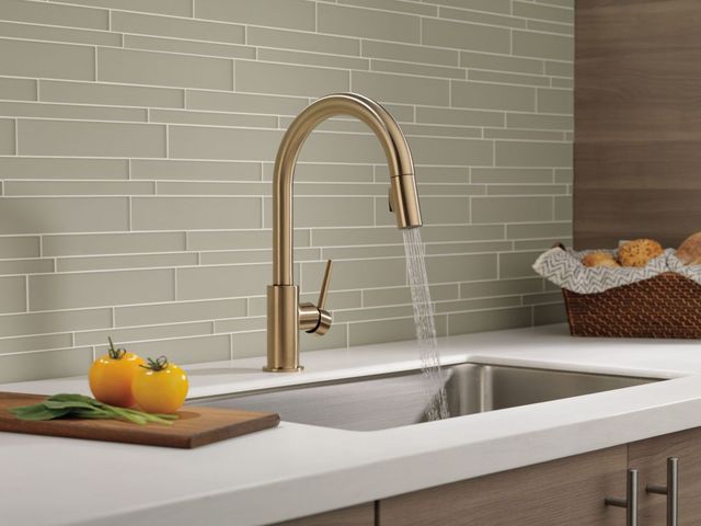 Delta Trinsic® Champagne Bronze Single Handle Pull-Down Kitchen with Limited Swivel-1