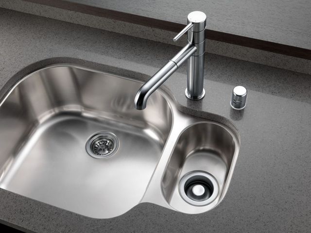 Delta Trinsic® Arctic Stainless Single Handle Pull-Out Kitchen Faucet -2
