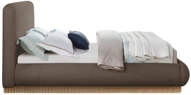 Meridian Furniture Rigby Brown/Natural King Linen Textured Upholstered Panel Bed-2