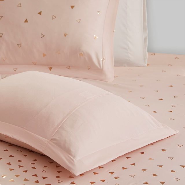 Olliix by Intelligent Design Zoey Blush and Rose Gold Full/Queen Metallic Triangle Print Comforter Set-4