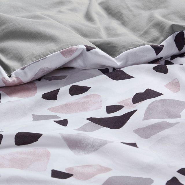 Olliix by CosmoLiving Terrazzo Cotton Printed Blush and Grey King/California King Comforter Set-3