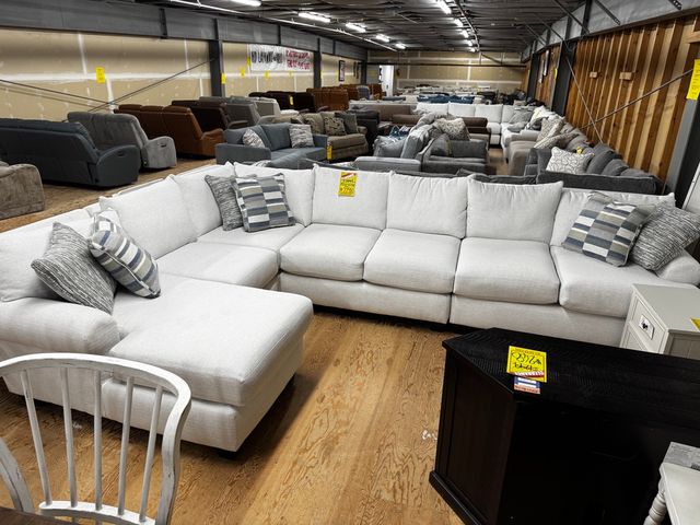 Southern Motion™ Margo Chaise Sectional-0