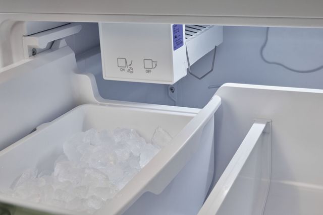 Unique® Appliances Classic Retro 24 in. 18.0 Cu. Ft. Marshmallow White Bottom Freezer Refrigerator-3