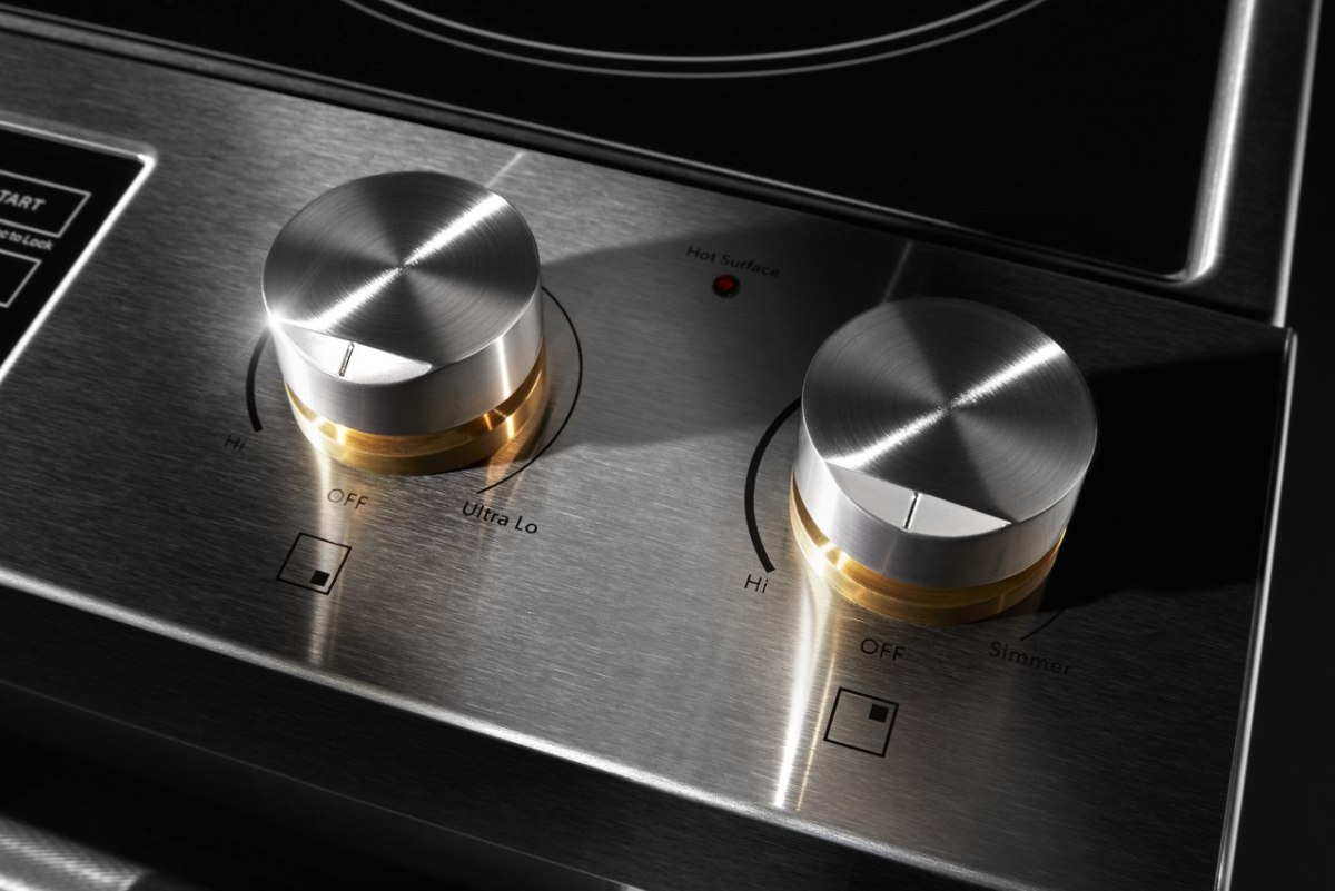 Front control electric range detail