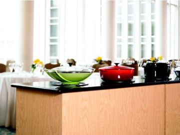 Viking® Professional 5 Series 18" Black Glass Undercounter Induction Warmer-2