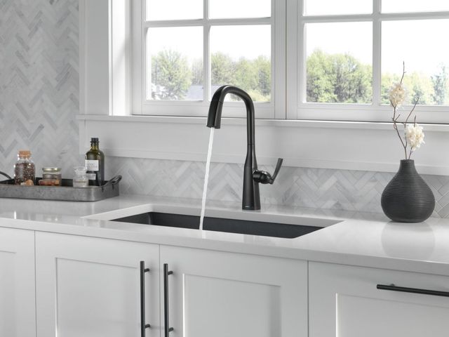 Delta Stryke® Matte Black Touch2O® Kitchen Faucet with Voice -2
