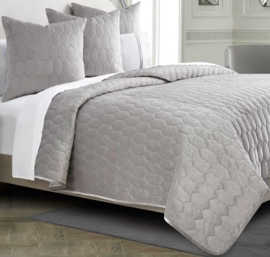 Michael Amini® Affluent 4-Piece Dove King Quilt Set