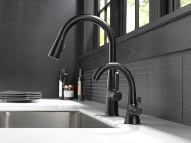 Delta Essa® Matte Black Single Handle Pull-Down Kitchen Faucet withTouch2O® Technology-1