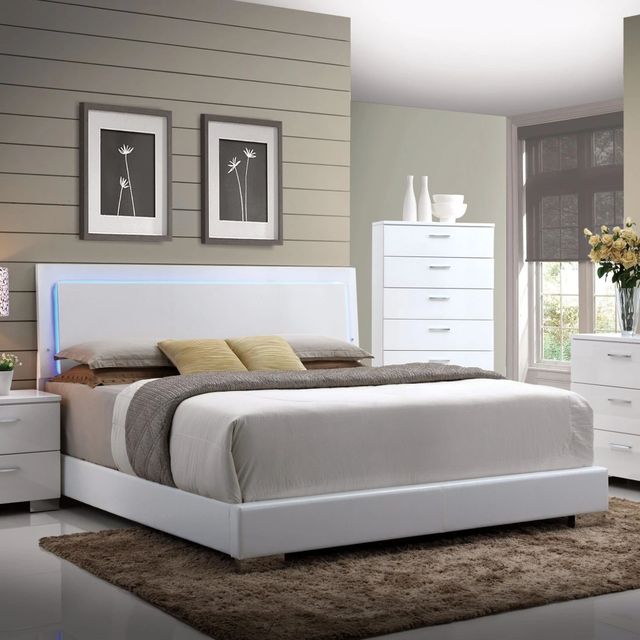 ACME Furniture Lorimar White Queen Panel Bed-1