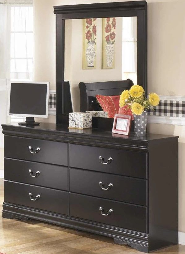 Signature Design by Ashley® Huey Vineyard Black Dresser and Mirror-4